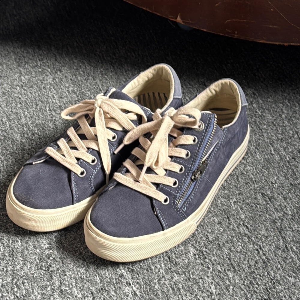 Taos Footwear Navy and Beige Low-Top Sneakers with Side Zip